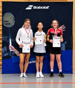 Badminton-Siegerinnen mit Urkunden und Pokal